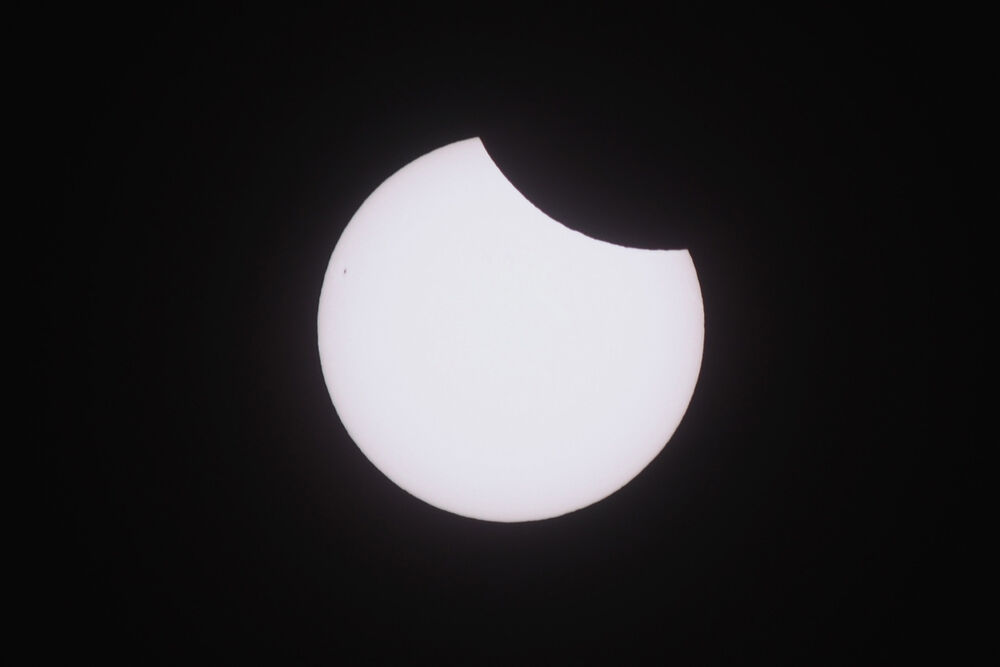 Am 29. März war bei uns eine partielle Sonnenfinsternis zu sehen, die man jedoch infolge des trüben Wetters nur im Tessin beobachten konnte (Standort Lugano TI). (Foto: Andreas Walker)